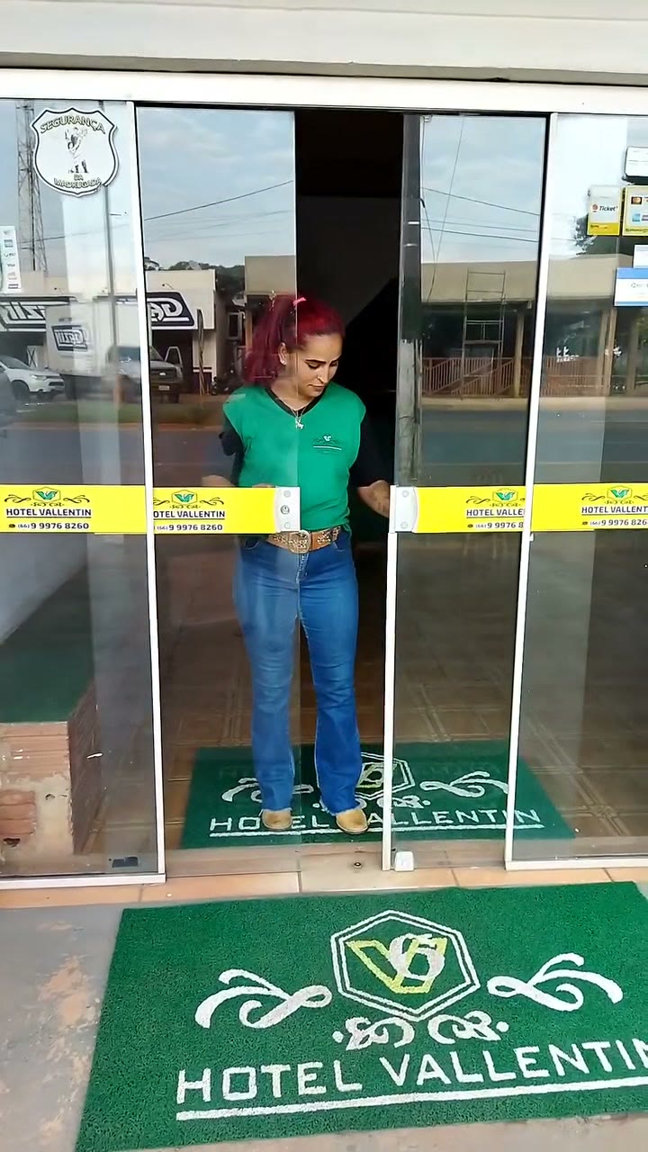 Recepcionista na entrada do Hotel Vallentin